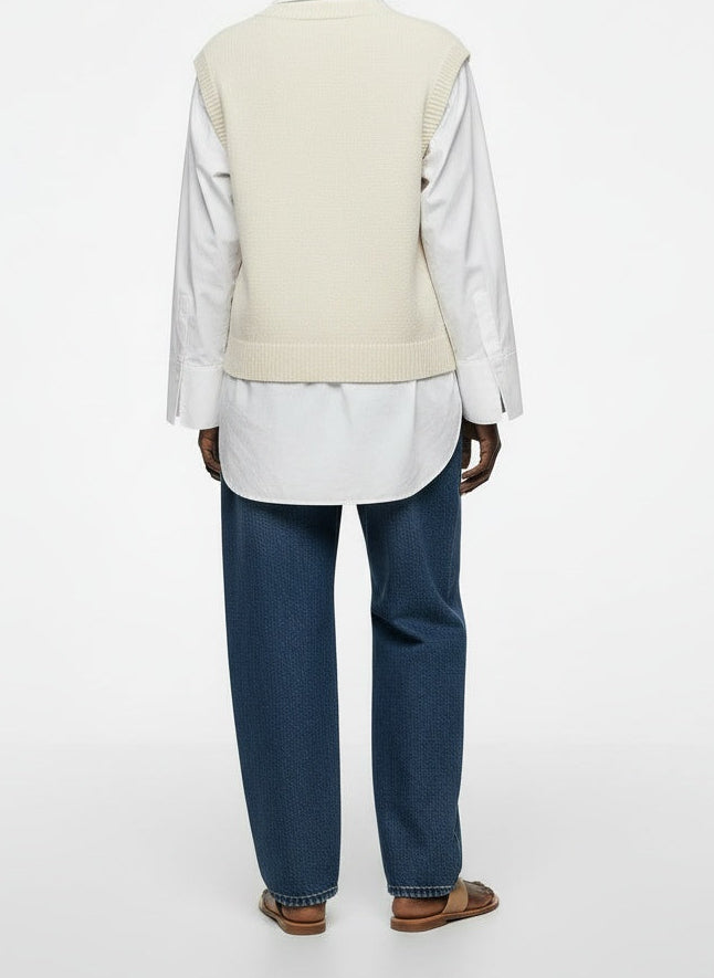 Back pose of the model wearing Denim Forum Barrel-Leg High-Rise Jeans Medium Wash